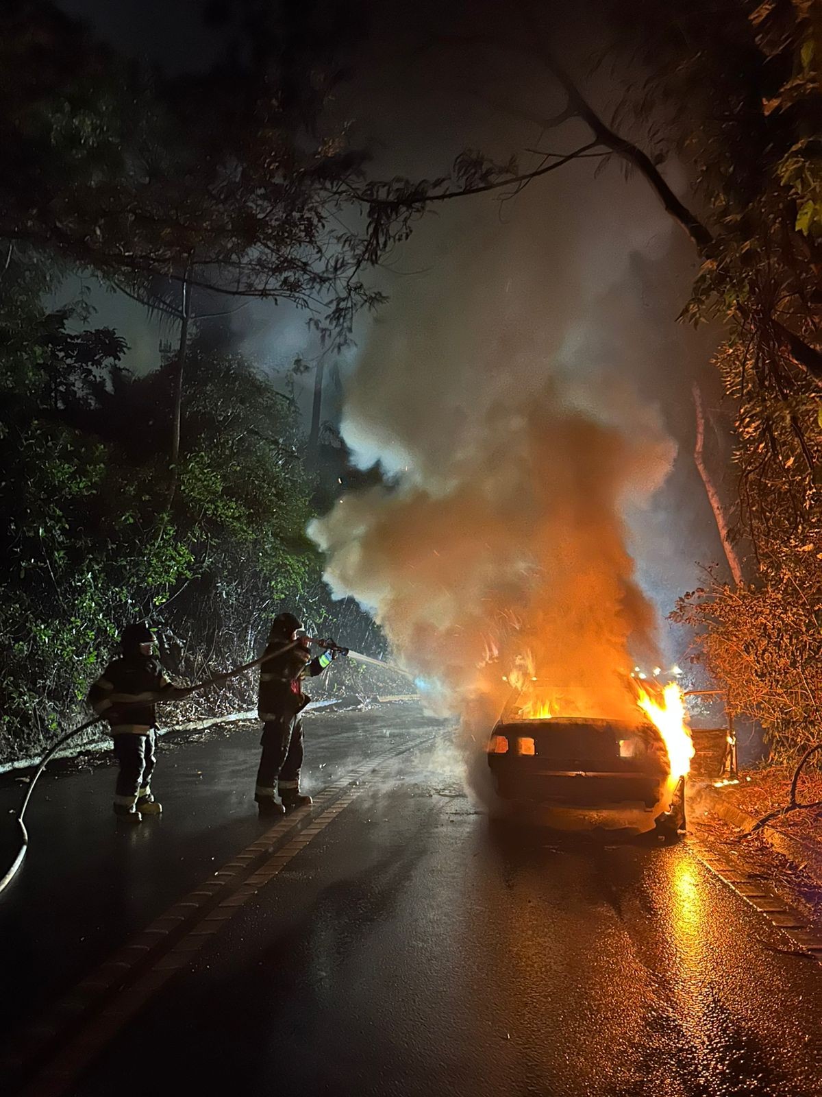 Carro fica destruído após pegar fogo em São Sebastião, SP