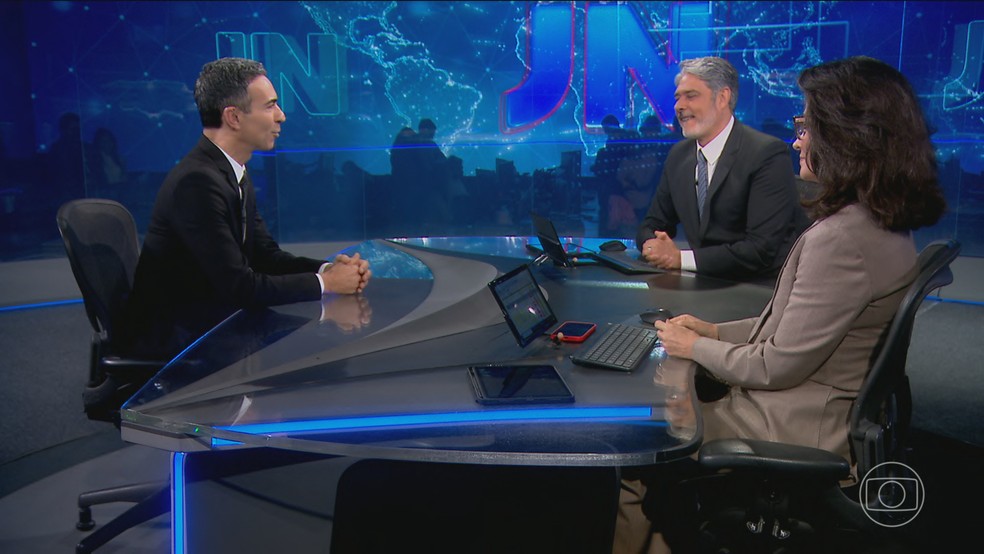 Csar Tralli, Willian Bonner e Renata Vasconcellos na bancada do Jornal Nacional  Foto: Jornal Nacional/ Reproduo