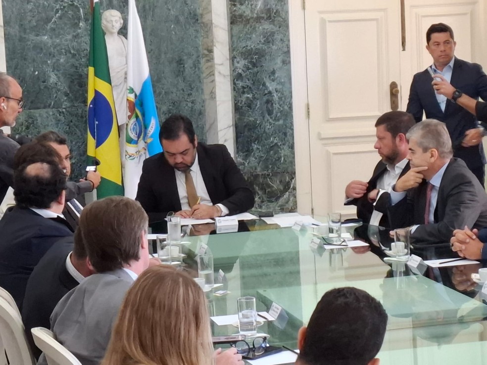 Governador Cláudio Castro e representantes da Supervia assinam acordo de transição do serviço de trens para novo operador — Foto: Cristina Boeckel / g1