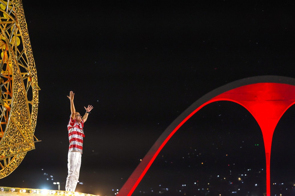 Mestre Ciça no tripé da comissão de frente da Viradouro — Foto: Rafael Catarcione/Riotur