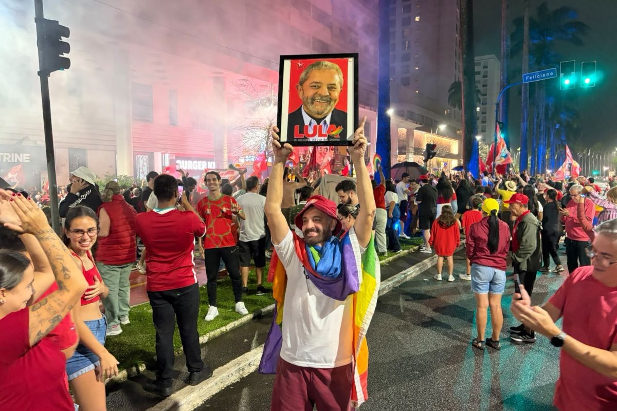 Dezenas de pessoas celebram a reeleição de Lula em Santos, SP; FOTOS