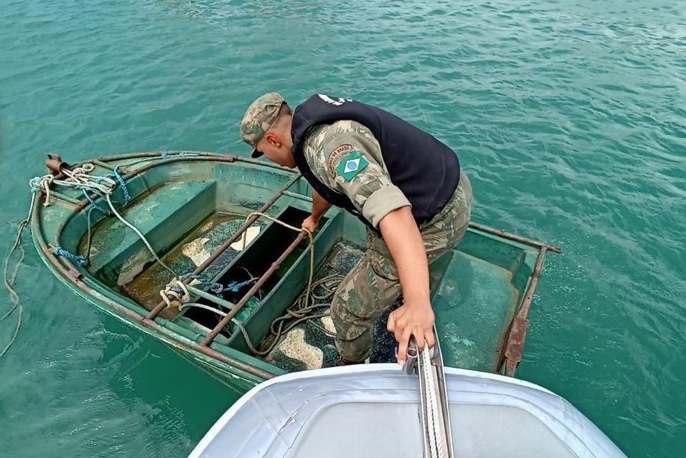 Papelotes de maconha e cocaína são apreendidas em barco de pesca em Fortaleza. — Foto: Marinha do Brasil/Reprodução