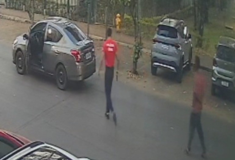 Homem armado atira no chão e chuta pessoa em situação de rua na Asa Norte, no DF; veja vídeo