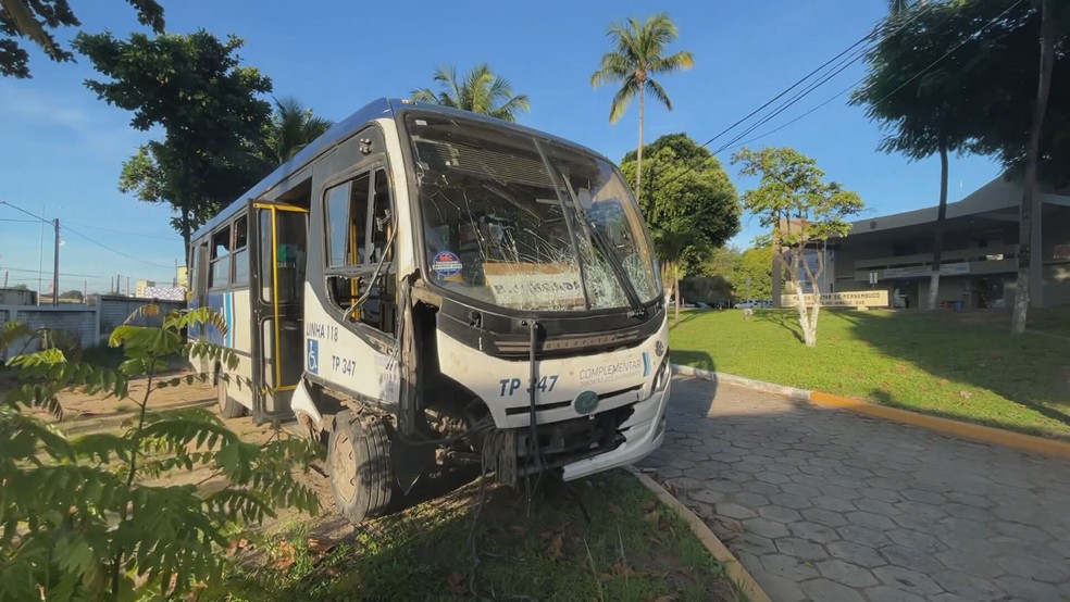 Micro-ônibus foi levado para a Delegacia de Prazeres, em Jaboatão dos Guararapes — Foto: Reprodução/TV Globo
