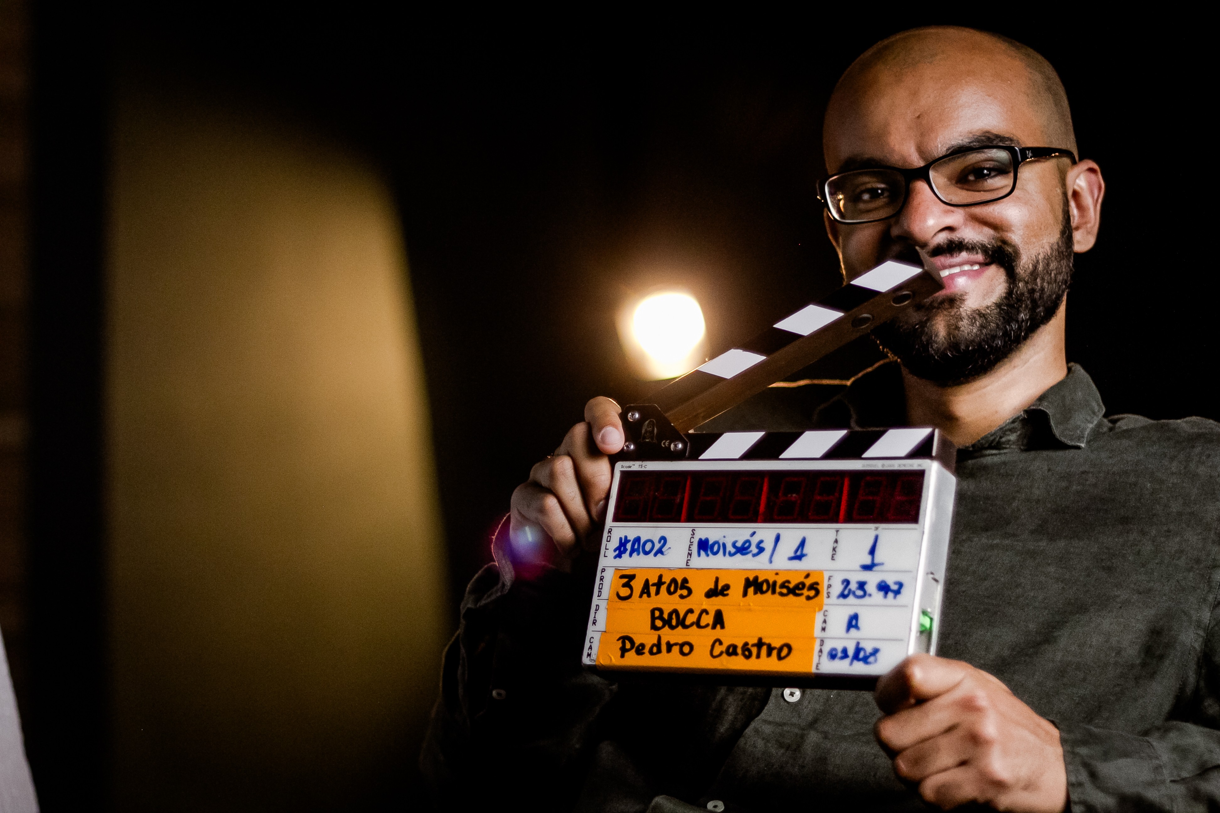 '3 Atos de Moisés': autodidata que treinou em piano imaginário e hoje toca em grandes salas da Europa faz recital ao lançar doc biográfico