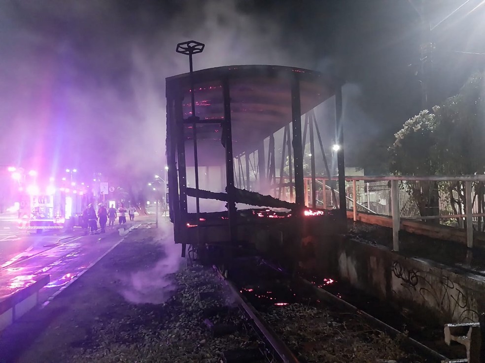 Vagão da antiga estação Otávio Bonfim foi destruído pelas chamas, em Fortaleza — Foto: Corpo de Bombeiros