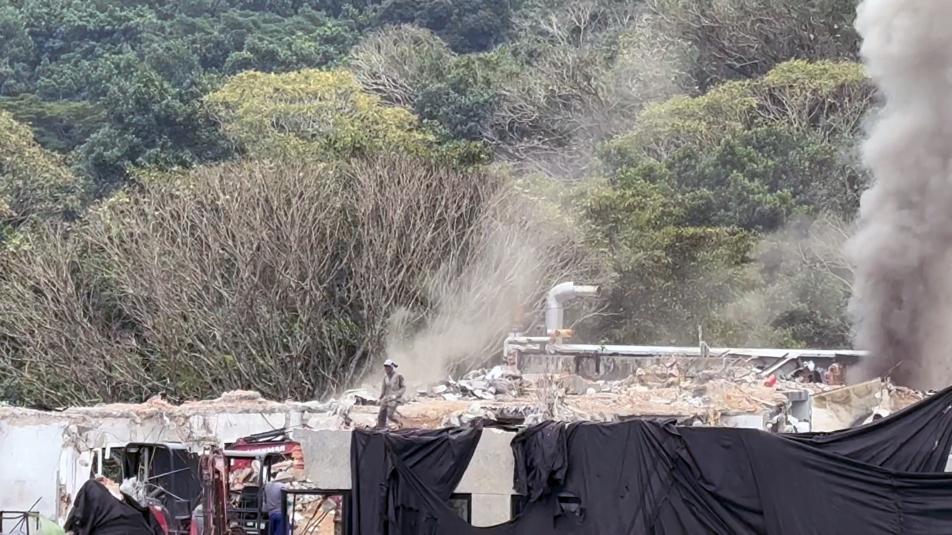 Incêndio atinge prédio em obras no Jardim Botânico