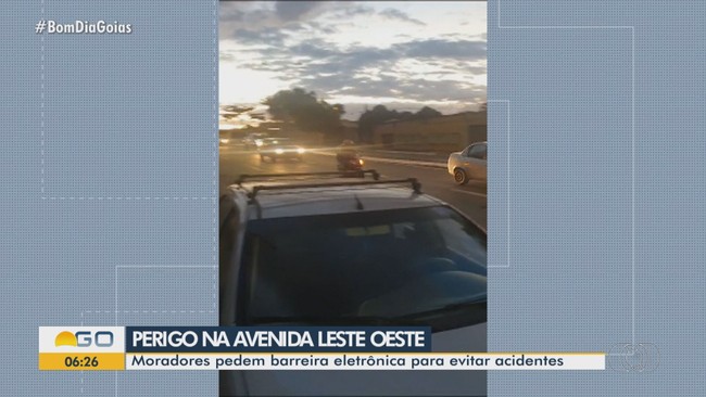 Fio cado na Avenida 4 Radial gera preocupao e risco para pedestres, em Goinia