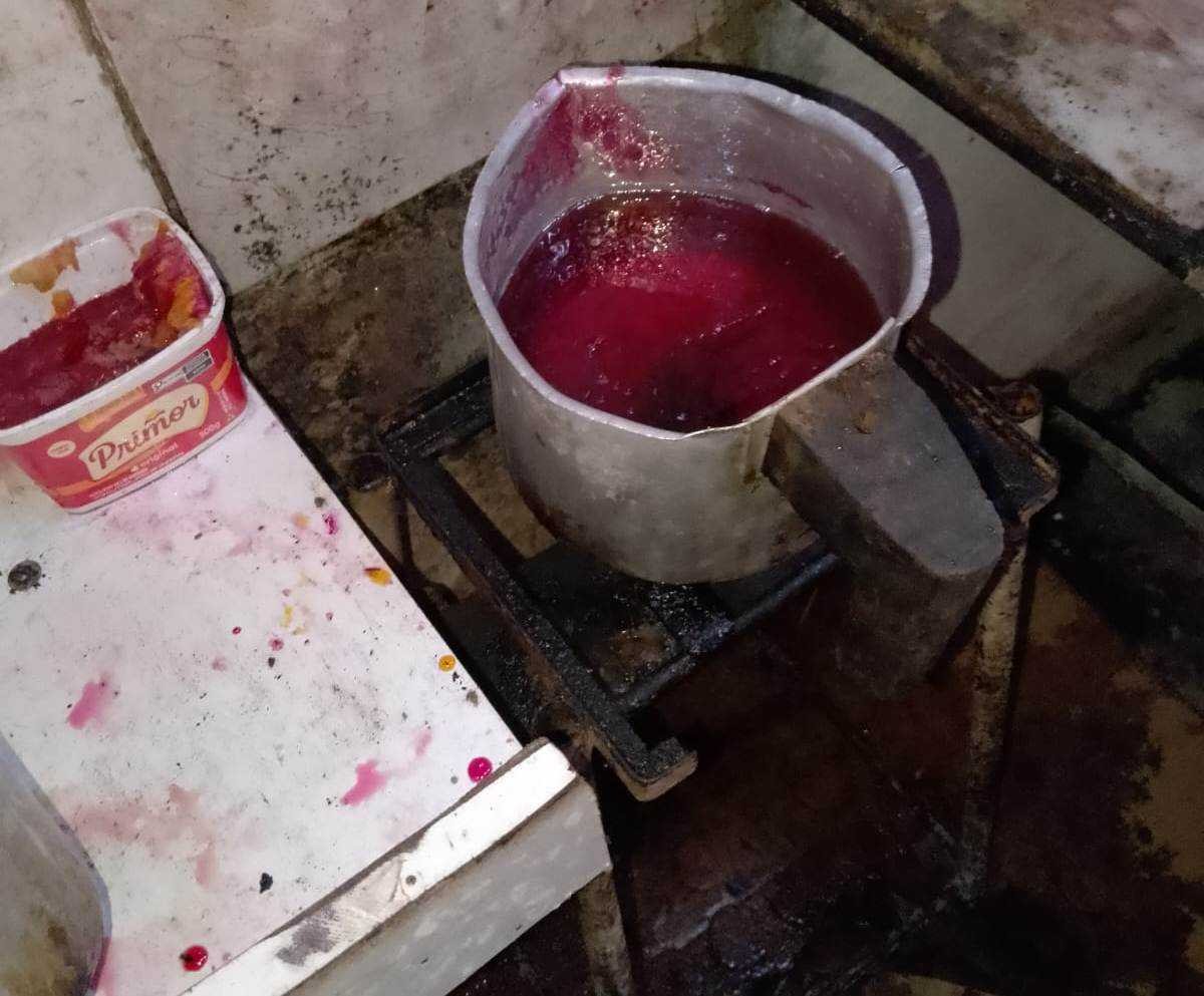 Com paredes mofadas e muita sujeira, fábrica de pirulito em Maceió é interditada após denúncia 