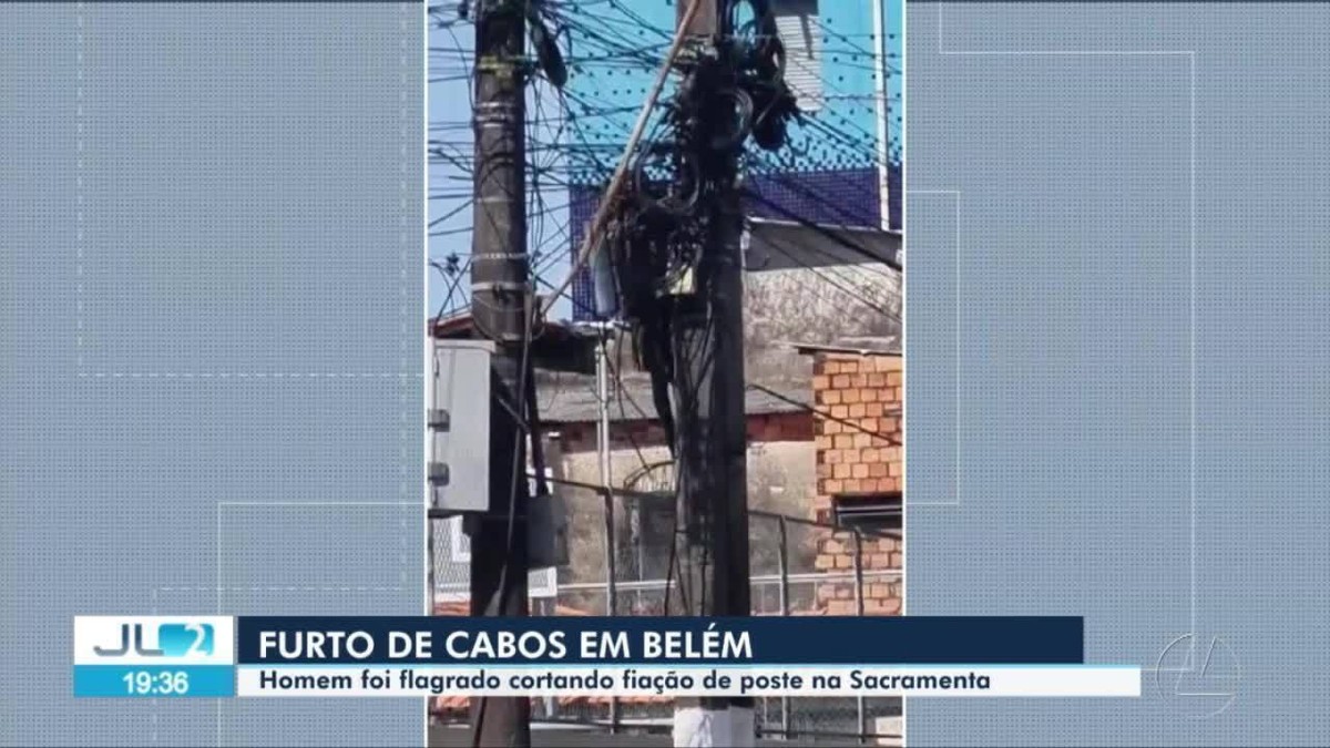 Homem é flagrado pendurado em poste para furtar cabos de energia, no bairro da Sacramenta