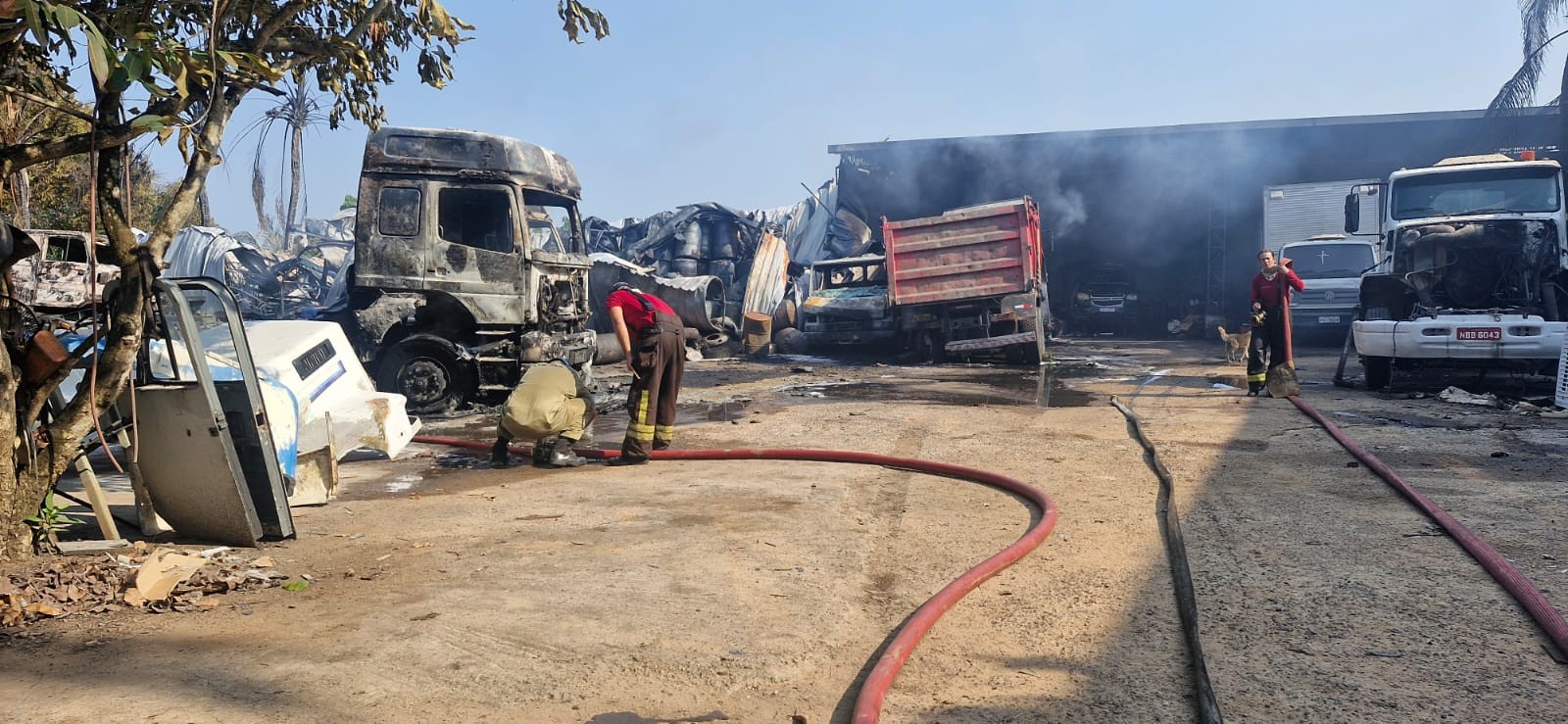 Incêndio destrói oficina e veículos no bairro Tarumã, em Manaus; VÍDEO