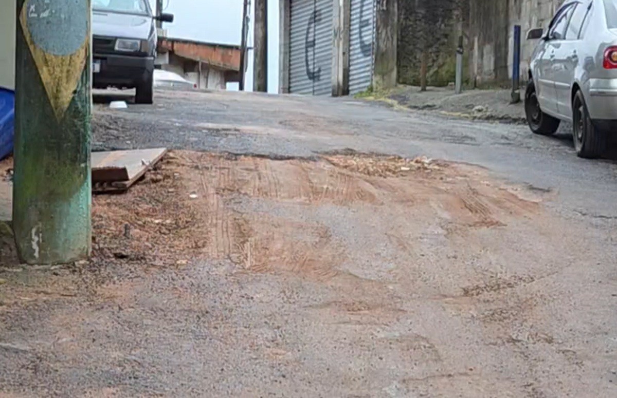 Buracos e trechos com asfalto deteriorado viram desafio para motoristas em Teresópolis
