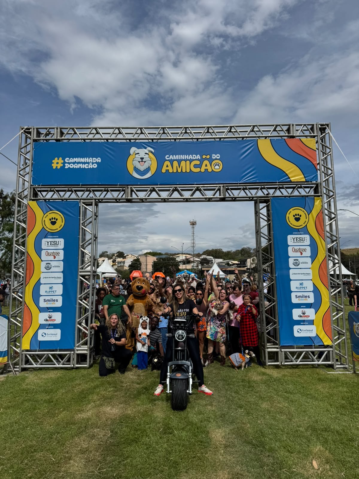 Caminhada do Amicão atrai 700 cães com desfile temático em Resende