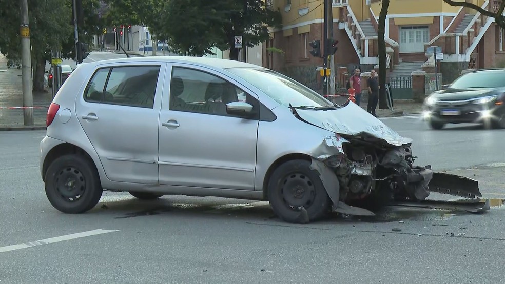 A frente do carro ficou destruída — Foto: Reprodução/TV Globo