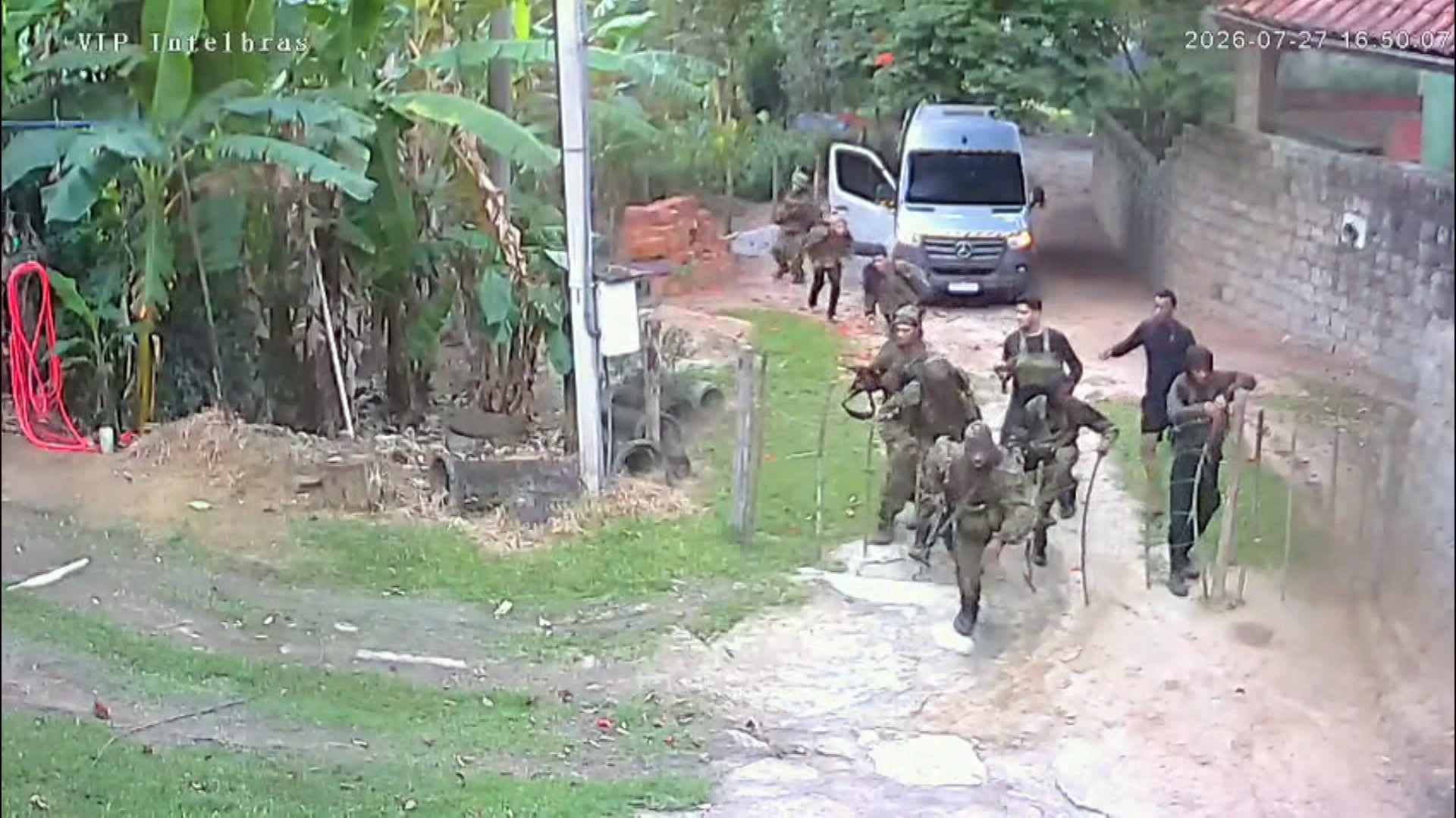 Criminosos usam fardas semelhantes aos das forças de segurança para invadir territórios no Rio
