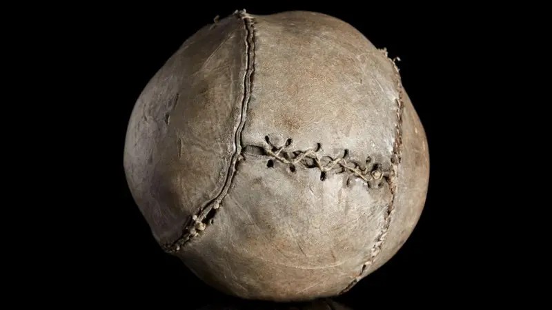 Como é a bola mais antiga do mundo — que viajou até Miami para Brasil x Escócia