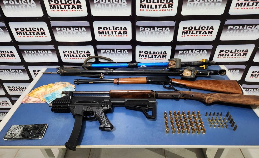 Três suspeitos são presos com carabinas e submetralhadora de fabricação artesanal em Cássia, MG — Foto: Polícia Militar
