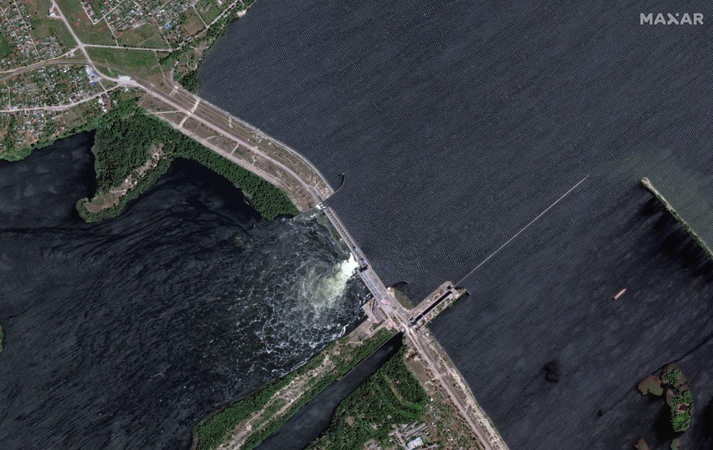 Imagem de satélite mostra trecho onde barragem foi rompida após explosão em Nova Kakhova, no leste a Ucrânia, em 6 de junho de 2023.  — Foto: Reuters