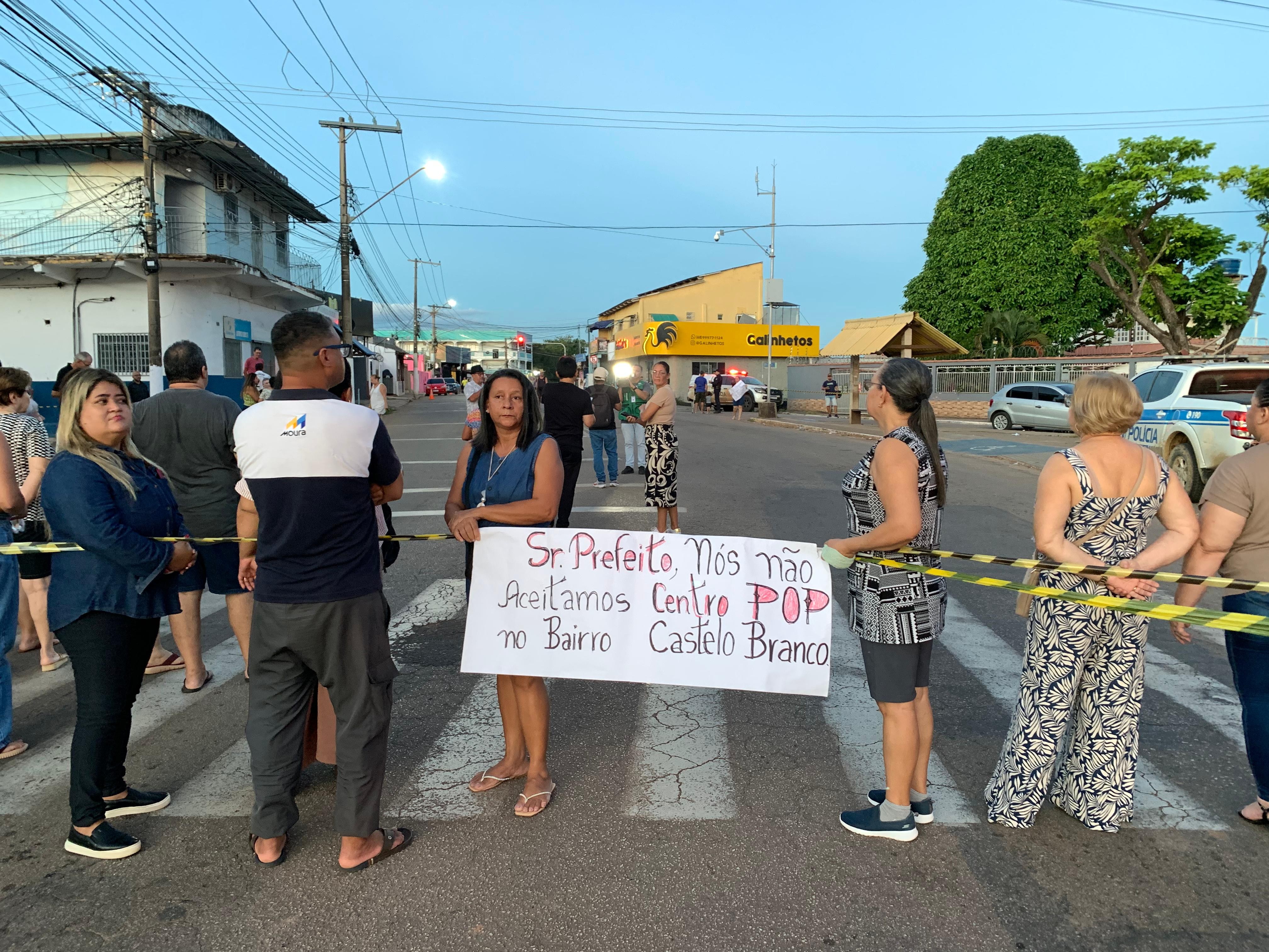 
Moradores voltam a fechar rua de Rio Branco em protesto contra mudança do Centro POP