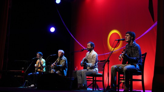Show 'Ofertório' mostra reunião familiar e celebra talento musical de Caetano Veloso e filhos, em Manaus