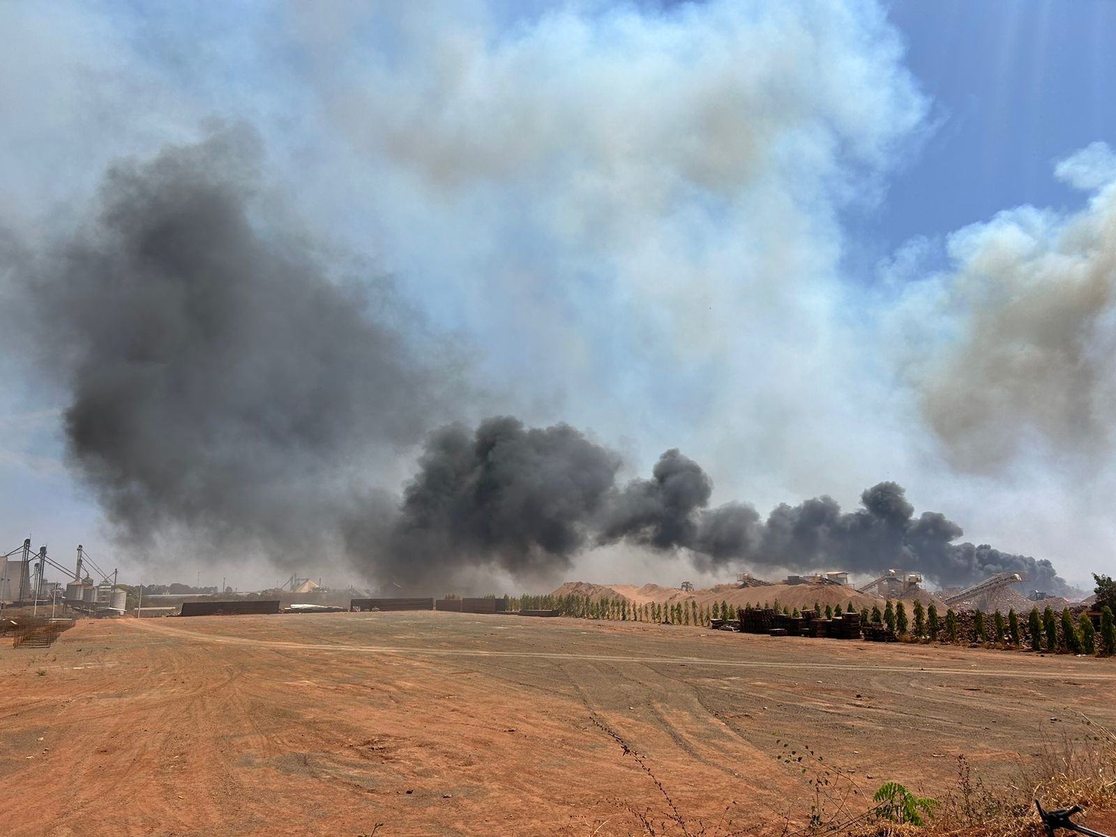 Incêndios atingem áreas em bairros de Uberaba; fumaça é vista de várias partes da cidade 