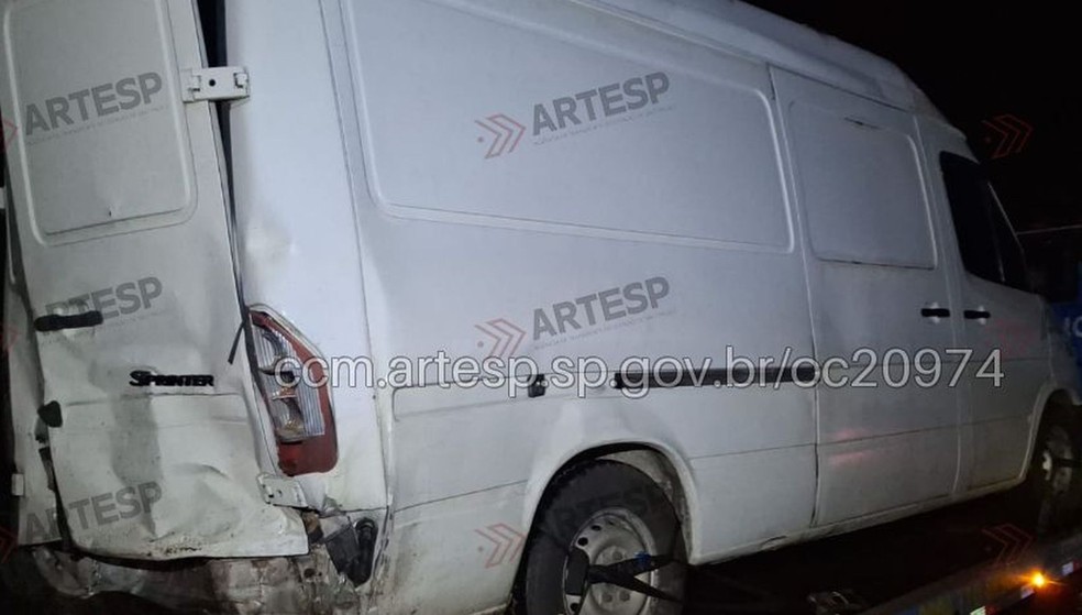 3 de 3
Vans se envolveram uma colisão traseira na rodovia em Pederneiras — Foto: CCM Artesp / Divulgação