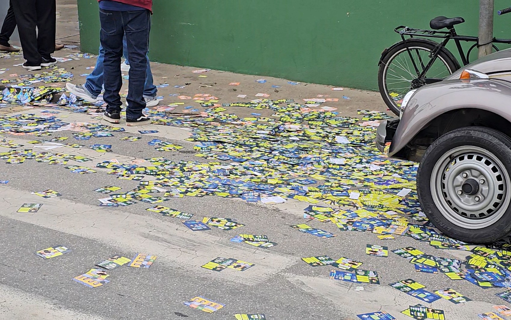 Acúmulo de santinhos após votação resulta em recolhimento de meia tonelada de papel em Pouso Alegre, MG