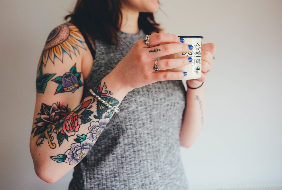 As tatuagens nas mãos desbotam mais rápido? Uma tatuadora explica-nos tudo  sobre esta tendência - Pele - Miranda