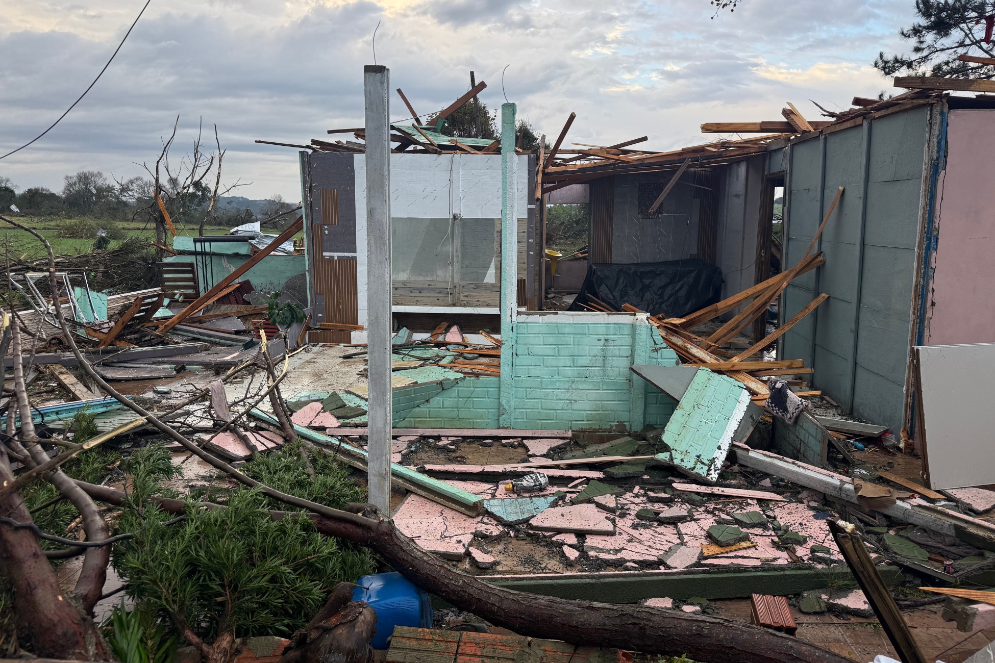 Ventos fortes causam estragos no Paraná; tornado é registrado no estado