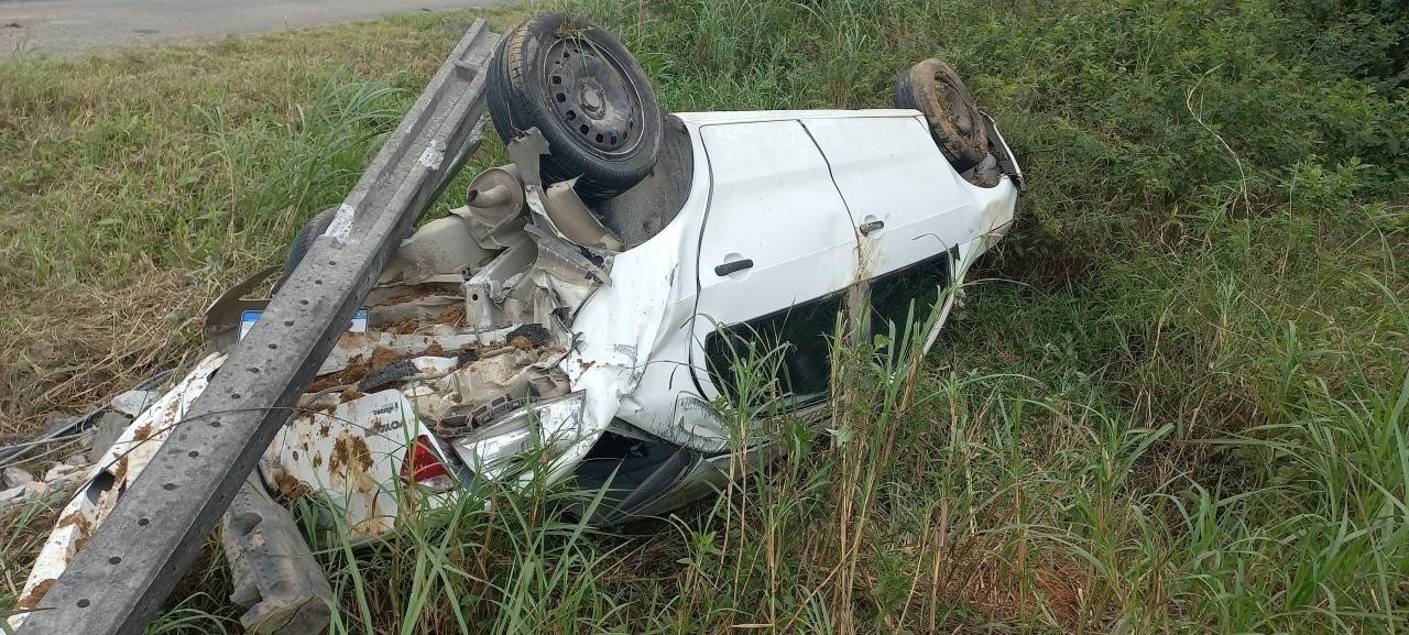 Família sofre acidente durante volta de passeio na praia, avó morre e neto é consolado por bombeiro em SC