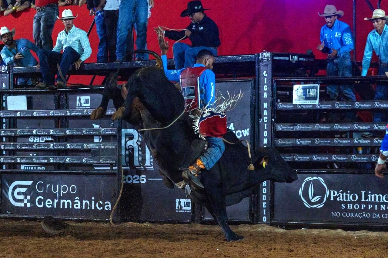 Seeegura, peão! Final da prova de montaria no terceiro dia do Limeira Rodeo Music define quem vai disputar vaga em Barretos — Foto: Thomaz Marostegan/g1