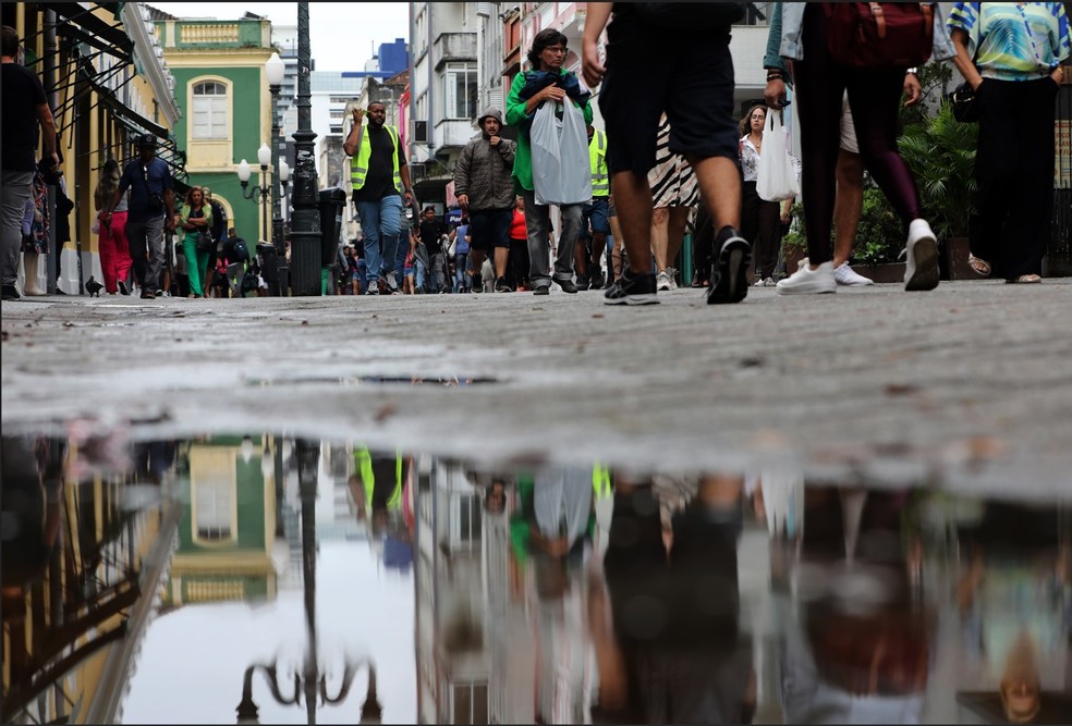 Poça de água no Centro de Florianópolis — Foto: Lucas Amorelli/NSC