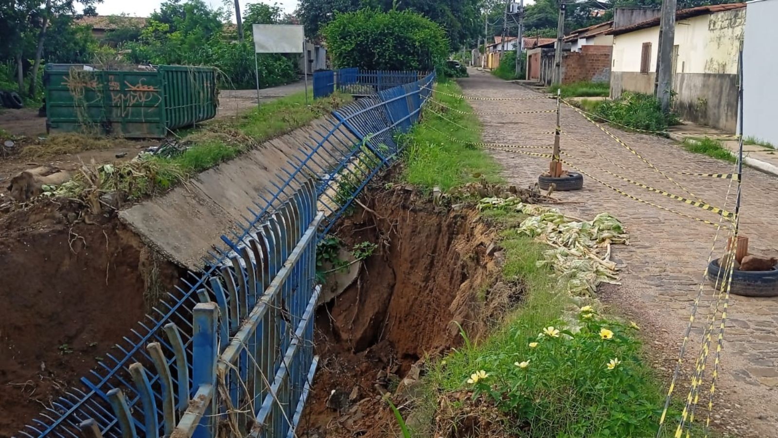Parte de rua cede após erosão em galeria de Teresina, denunciam moradores