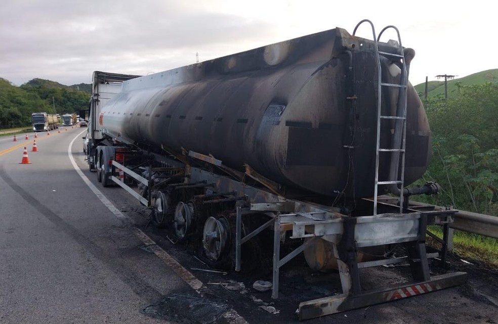 Carreta de combustível pegou fogo na BR-101, altura de Rio das Ostras, e esquema especial de trânsito foi montado — Foto: PRF