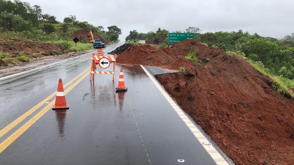 Erosão aumenta e trecho da Rodovia Geraldo de Barros é totalmente bloqueado  em São Pedro | Piracicaba e Região | G1