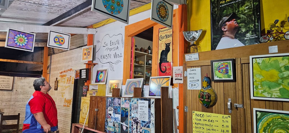 Il poeta crea uno spazio culturale sul suo balcone affinché gli artisti si esibiscano all’AC: ‘Se c’è poesia, c’è vita’ |  acro