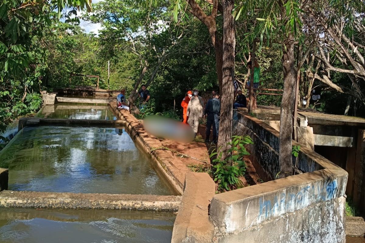 Adolescente de 15 anos morre ao pular de árvore durante brincadeira e bater a cabeça em canal de água