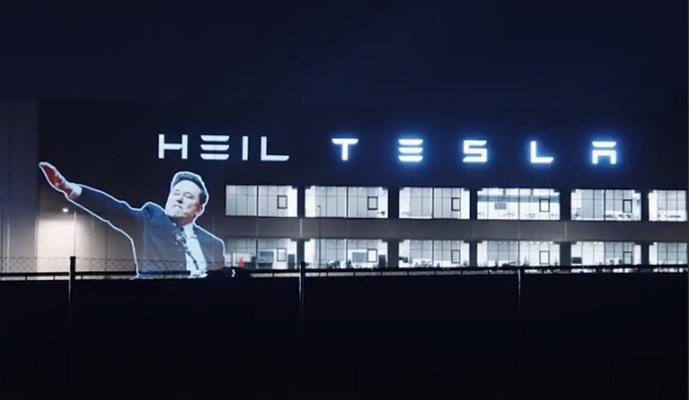 Suposta projeção na fábrica da Tesla na Alemanha — Foto: Reprodução/X/Led By Donkeys