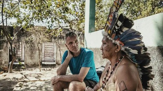 'Não podíamos permitir que seu assassinato matasse seu sonho': como amigos de Dom Phillips se uniram para terminar livro sobre a Amazônia - Três anos após a morte do jornalista britânico e do indigenista Bruno Pereira no Vale do Javari, ‘Como salvar a Amazônia’ é lançado por grupo de jornalistas que abraçaram missão de concluir a obra de vida de Dom.