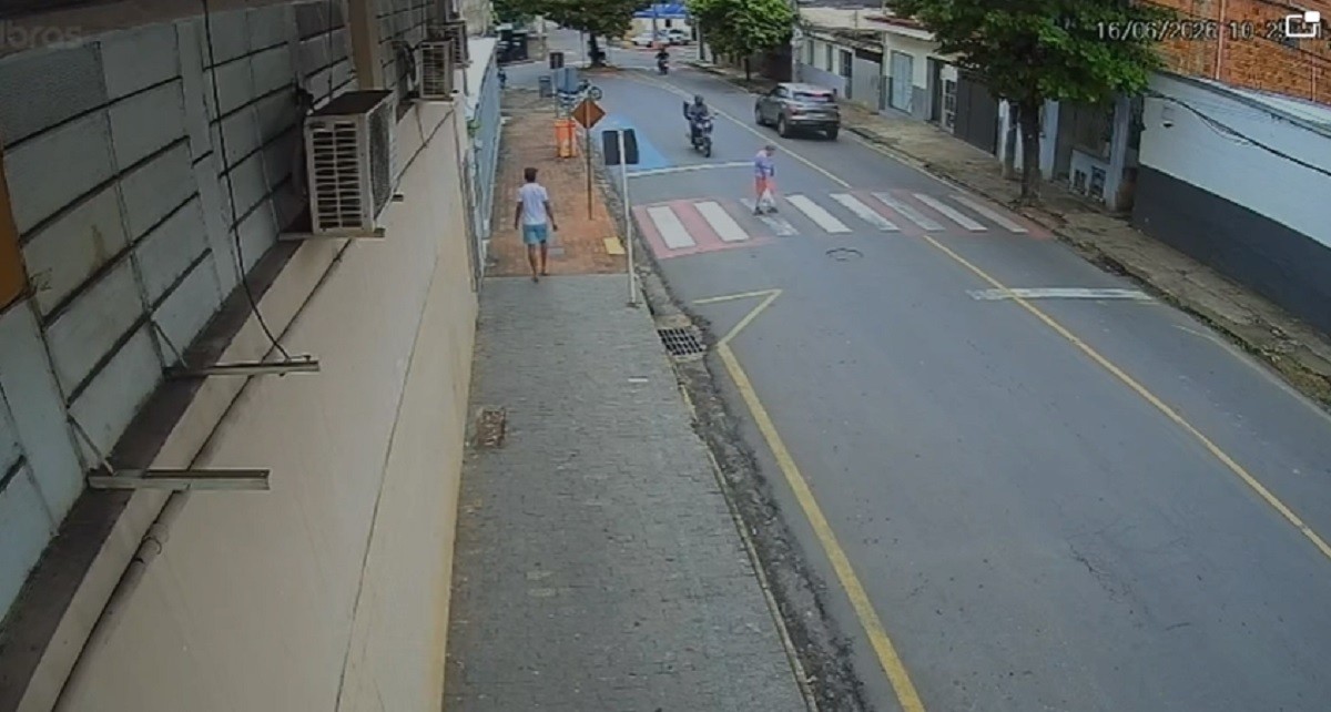 VÍDEO: Idosa é atropelada por moto enquanto atravessa a faixa de pedestre em MG