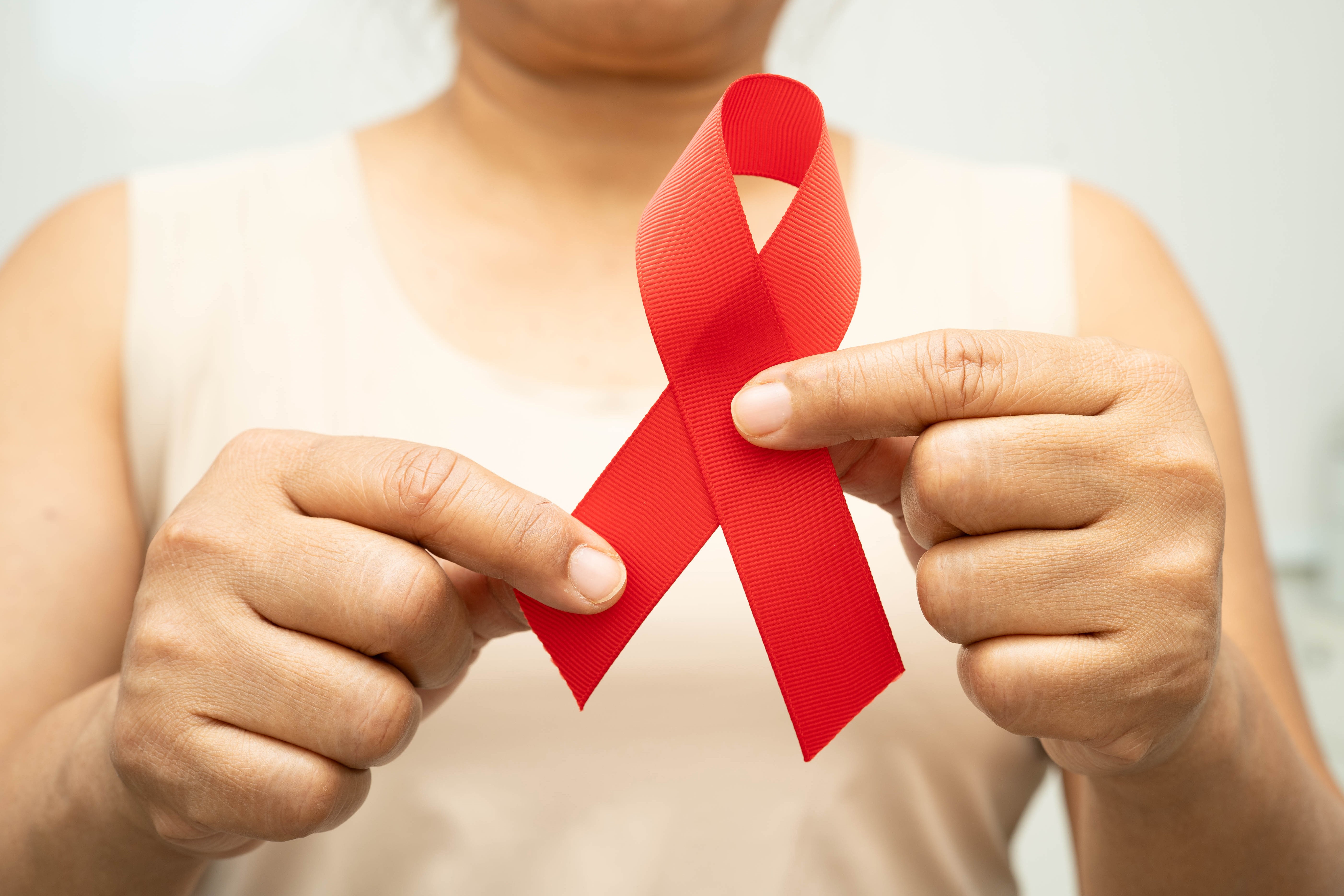 Queda da ajuda internacional coloca luta contra HIV em risco, diz ONU