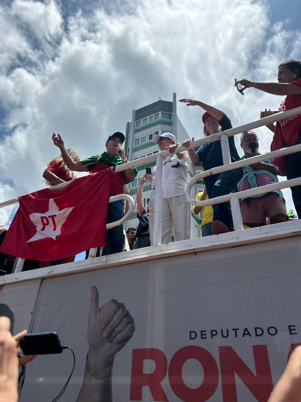 Cantora Simone (de branco, ao centro) participa de manifestações em Maceió — Foto: Lucas Leite/g1 AL