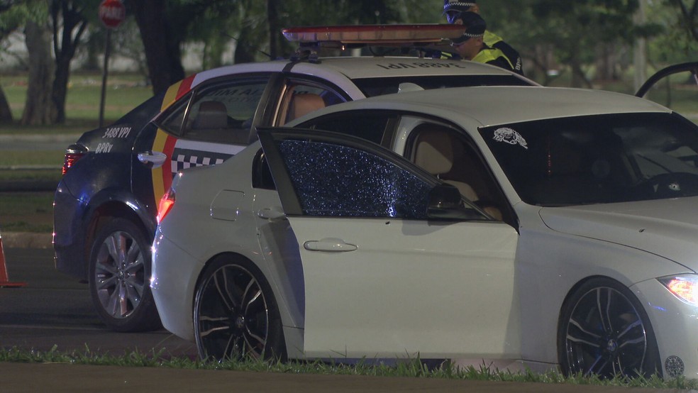 Carro baleado pela PM durante blitz em Brasília. — Foto: Reprodução/TV Globo