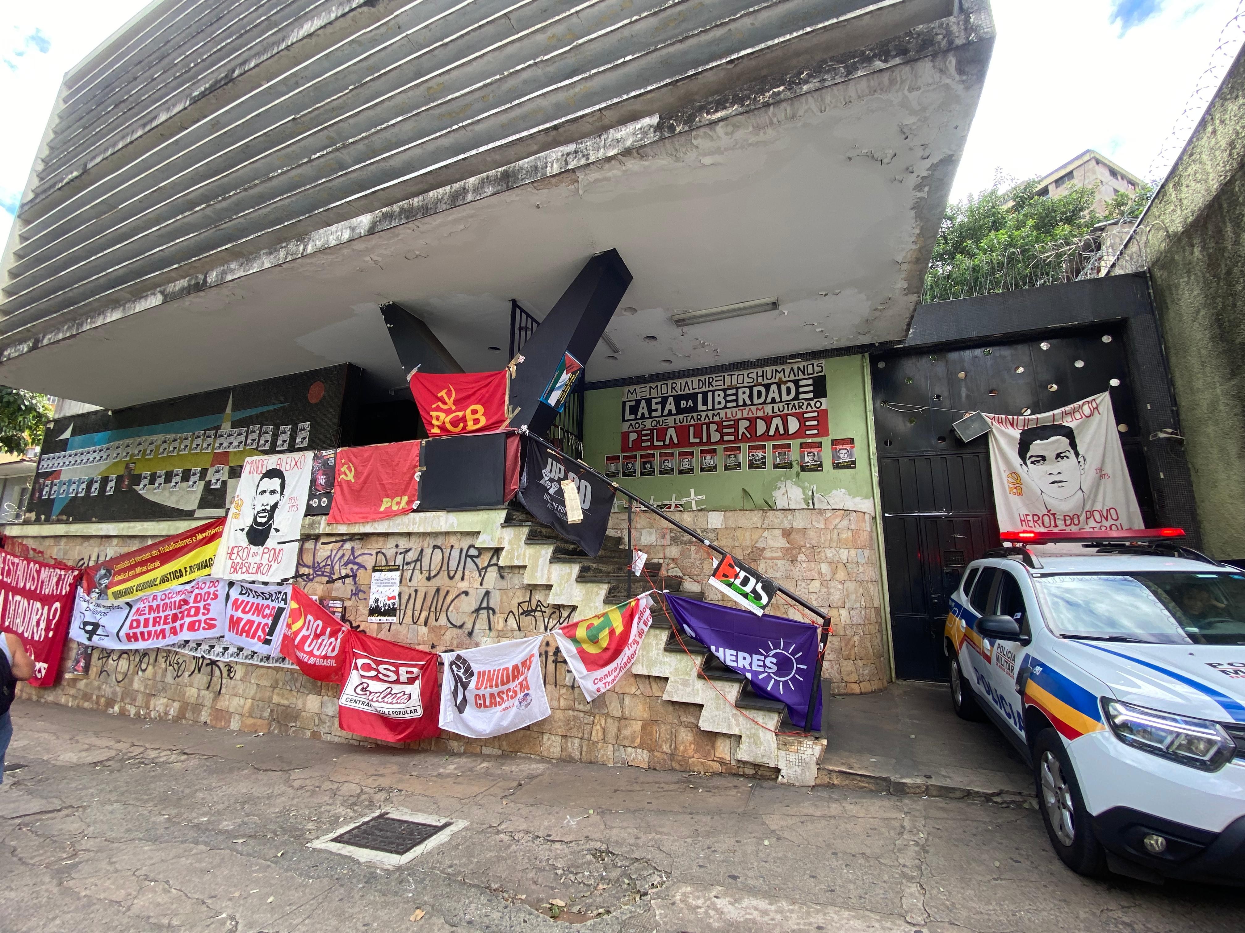 Portão bloqueado e agressões: Ocupantes denunciam ação da PM na antiga sede do Dops em BH