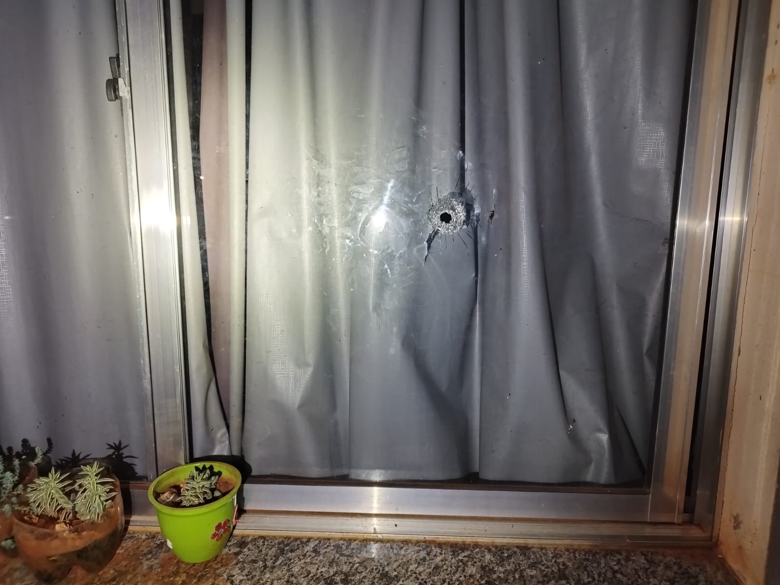 Homem atira contra casa de família em Francisco Alves e quase acerta crianças 