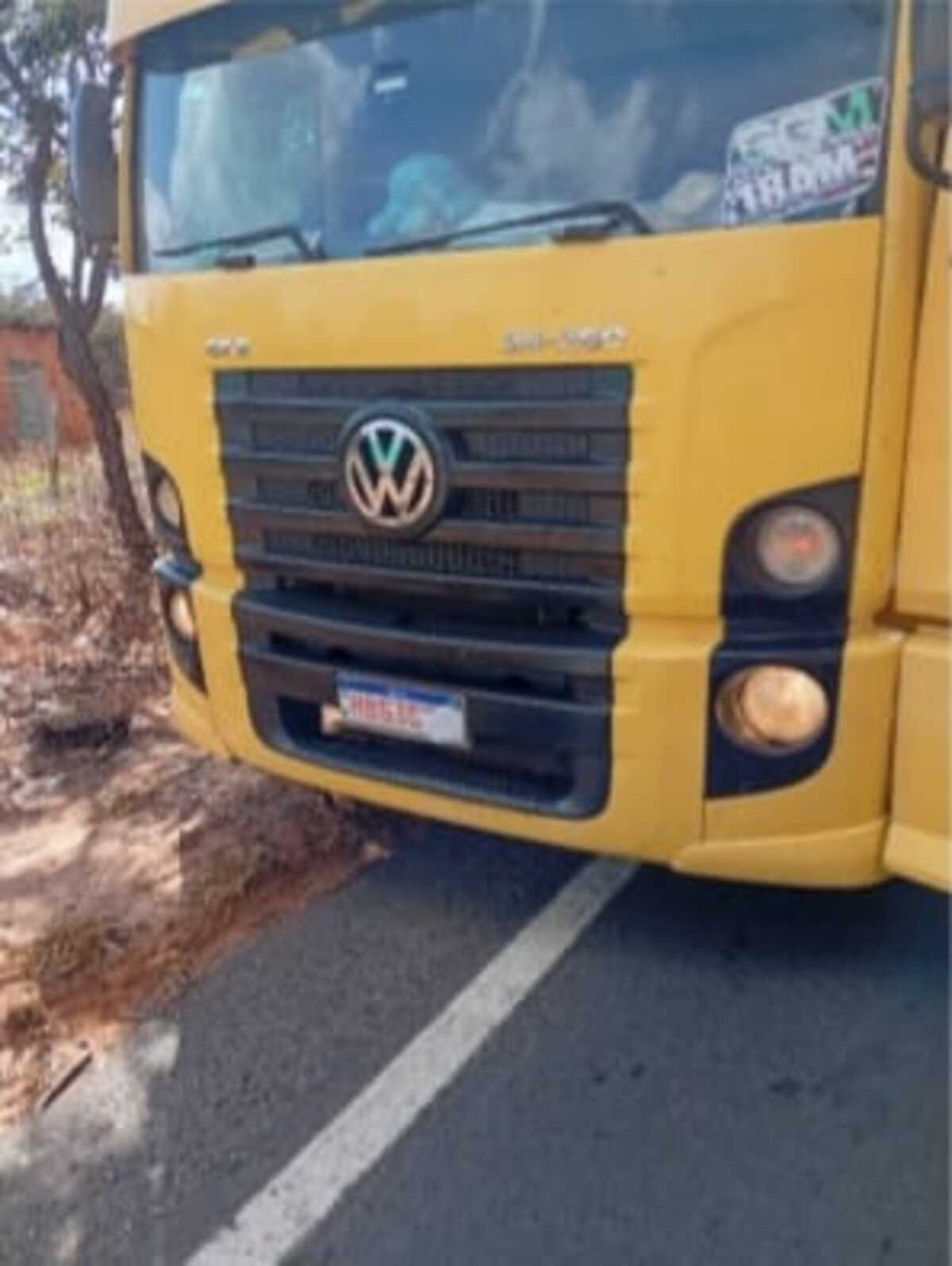 Caminhoneiro é preso após ser flagrado com placas cobertas por papel e alega que fazia uma brincadeira, diz PM