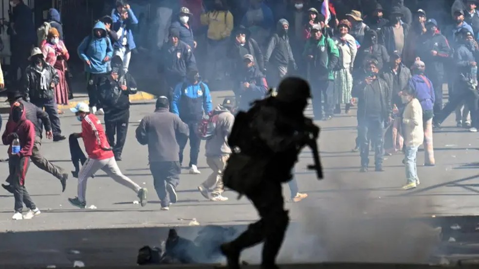 Manifestantes estão pedindo a renúncia do presidente Rodrigo Paz — Foto: Reuters
