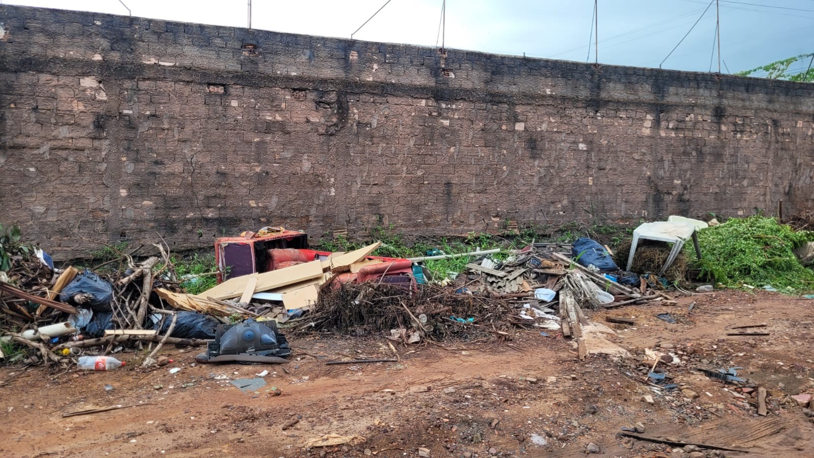 Moradores do bairro Diamantino denunciam descarte de lixo em rua