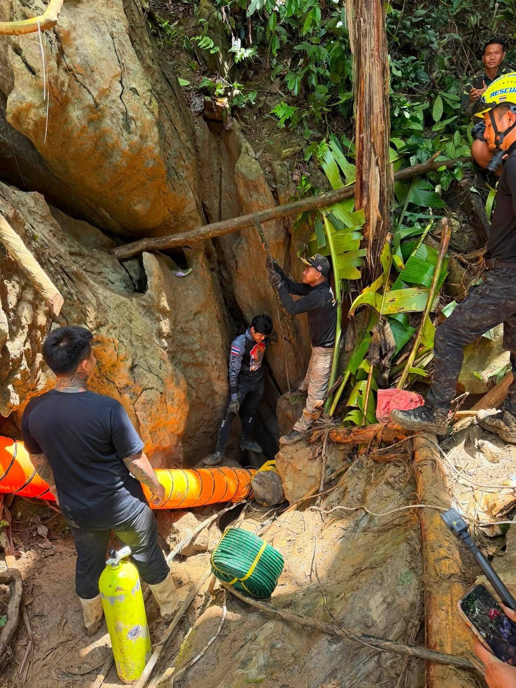 Sete pessoas estão presas em caverna no Laos há cinco dias