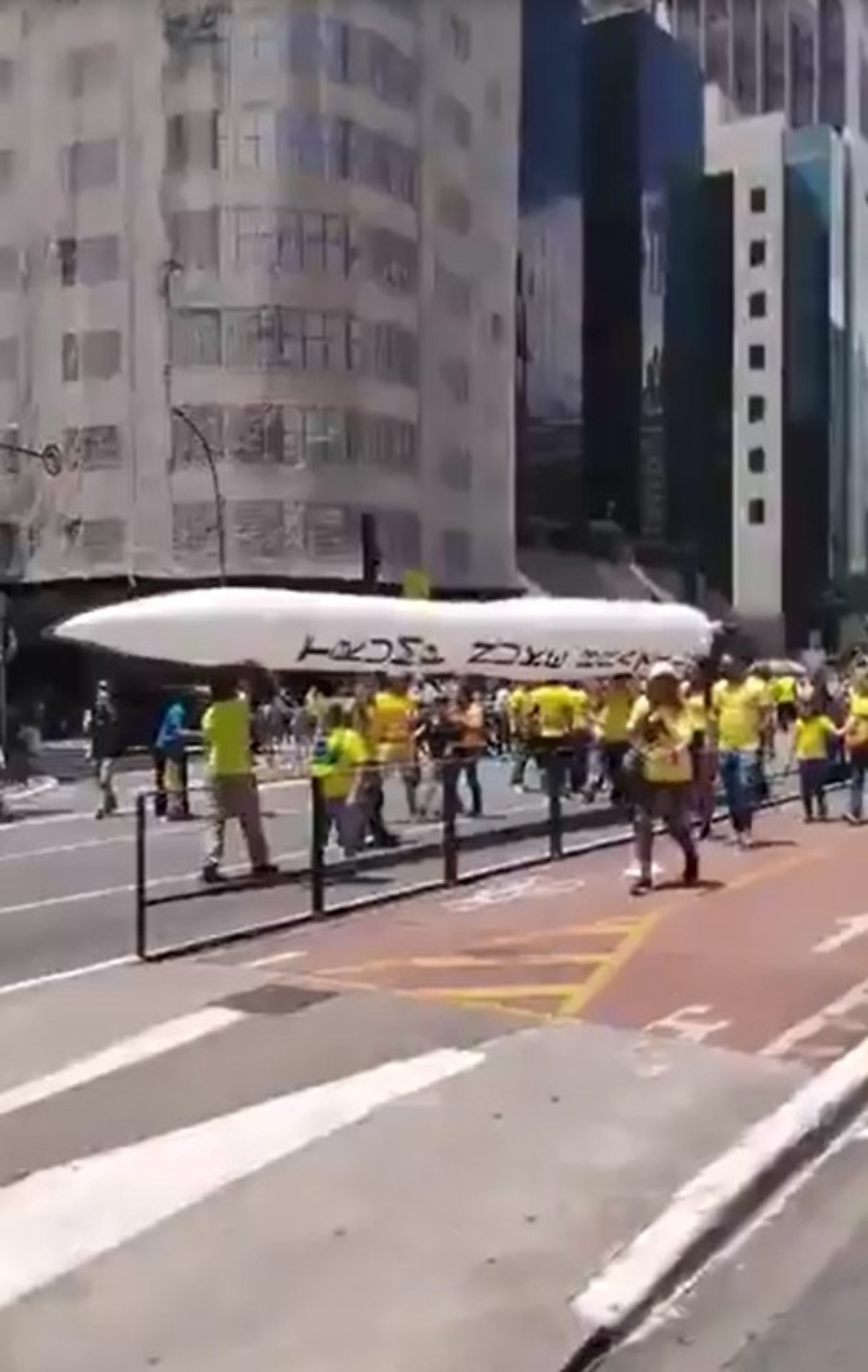 Apoiadores de Flávio Bolsonaro levam à Paulista míssil inflável que pede para Trump fazer um ataque nuclear no Brasil